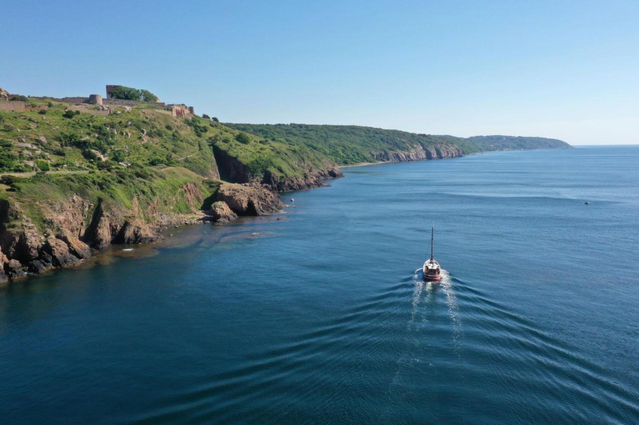 Varra Water - Unique Boat Accomodation - Bornholm 内克瑟 外观 照片