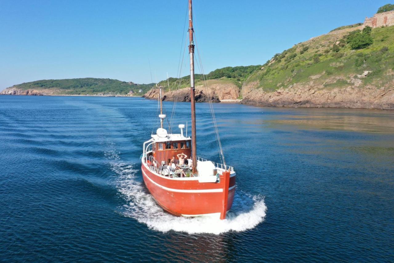 Varra Water - Unique Boat Accomodation - Bornholm 内克瑟 外观 照片